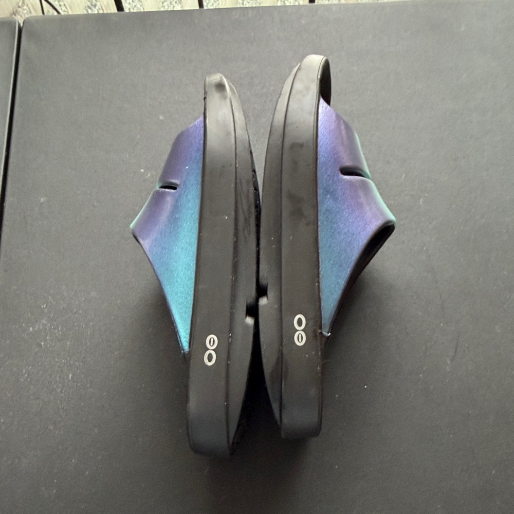 Oofos Unisex Iridescent Blue and Green Slides Women Size 8 - Picture 5 of 7